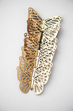 Beyaz arka planda güzel altın bir kelebek