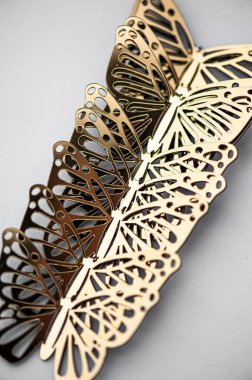 Beyaz arka planda altın kelebek kanatları