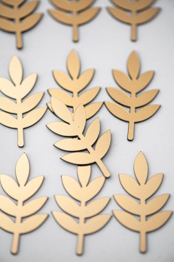 Beyaz arkaplanda altın ağaç yaprakları