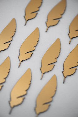 Beyaz arka planda altın noel ağacı. Noel süslemeleri. Noel süslemeleri. Düz yat. Noel ağacı süslemeleri. Noel ağacı dalı. Kış tatili yeni