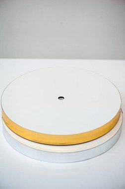 Siyah arkaplanda beyaz vinil disk