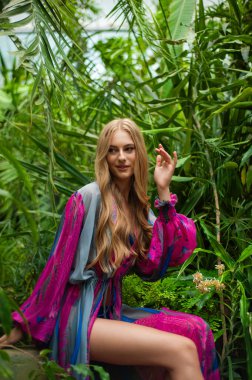 Tropik tatil köyünde yaz kıyafetleri giyen bir kadın.