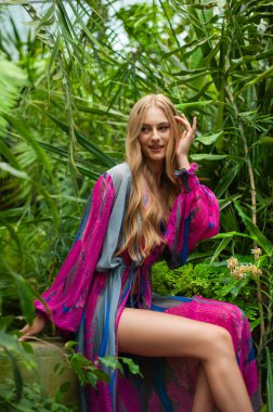 Tropik tatil köyünde yaz kıyafetleri giyen bir kadın.