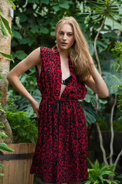 Tropik tatil köyünde yaz kıyafetleri giyen bir kadın.