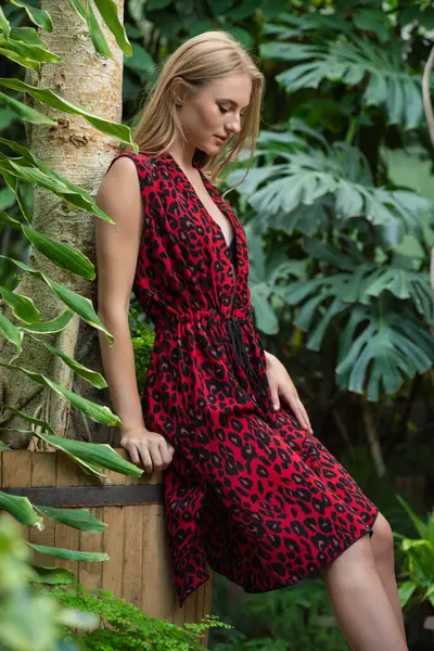 Tropik tatil köyünde yaz kıyafetleri giyen bir kadın.