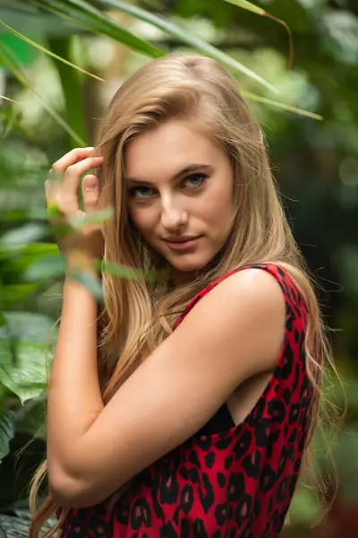 Tropik tatil köyünde yaz kıyafetleri giyen bir kadın.