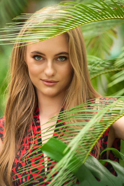 Tropik tatil köyünde yaz kıyafetleri giyen bir kadın.