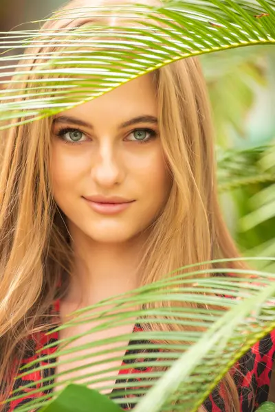 Tropik tatil köyünde yaz kıyafetleri giyen bir kadın.