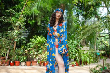 Tropik tatil köyünde yazlık giysiler giyen güzel genç bir kadın.