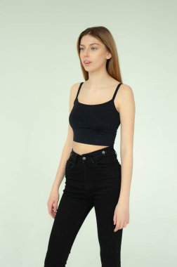 Siyah tişörtlü ve pantolonlu güzel kız.