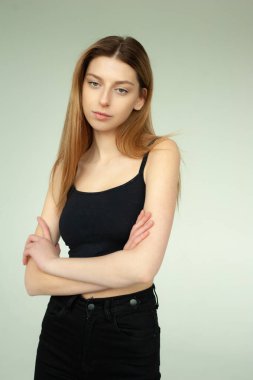 Siyah tişörtlü güzel kız.