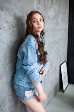 Kotlu çekici bir kadının dikey pozu.