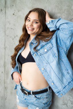 Stüdyoda poz veren genç, güzel esmer kadın, yaşam tarzı insan konsepti.