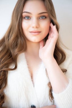 Beyaz önlüklü genç bir kadının portresi.