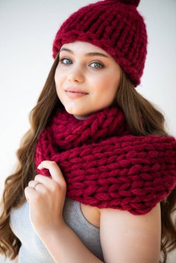 Sıcak örgü eşarplı kırmızı dudaklı kadın.