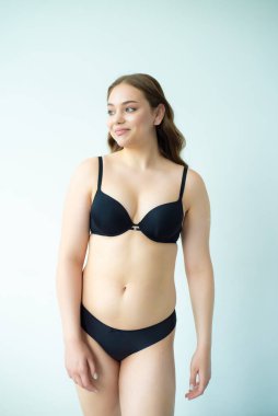 Siyah bikini ve mavi iç çamaşırlı güzel kız.