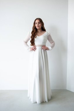 Beyaz elbiseli genç bir gelinin portresi