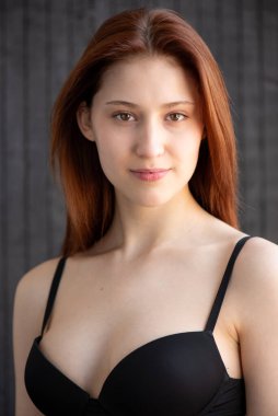 Kırmızı dudaklar ile güzel kız