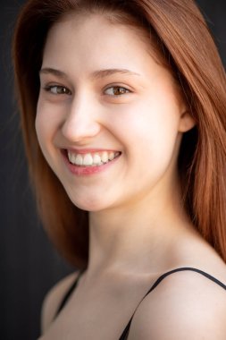 genç güzel kız stüdyoda poz