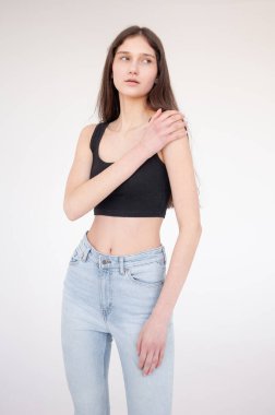 Kot pantolonunun arka planında güzel bir kadın.