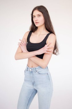 Beyaz tişörtlü güzel kız.