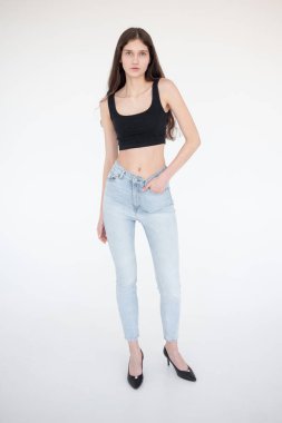 Stüdyo arka plan üzerinde poz güzel genç kadın