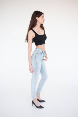 Stüdyoda poz veren güzel genç bir kadın.