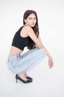 Beyaz arka planda siyah şortlu genç kız..