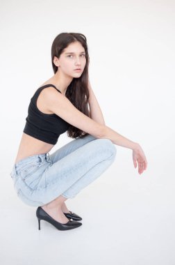 beyaz zemin üzerinde bir genç kız portresi