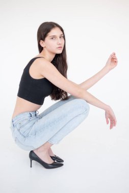 Güzel genç esmer kadın stüdyoda poz.