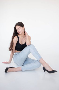 Siyah giysili genç esmer