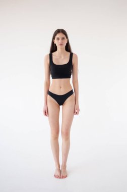 Siyah vücutlu, beyaz elbiseli genç ve güzel bir kız.