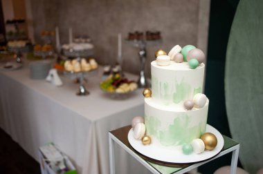 Düğün dekorlu lezzetli bir pasta.