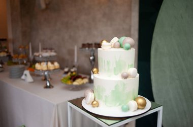 Çiçekli ve mumlu düğün pastası