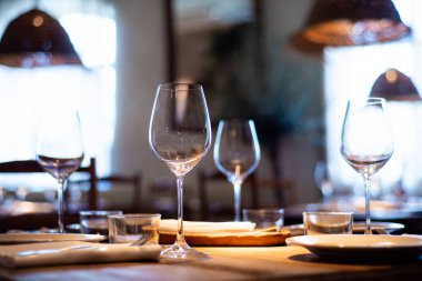 Restoranı ve kahvesi olan boş bir masa.