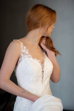 Beyaz elbiseli güzel gelin