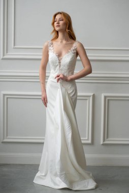 Gelinlikle poz veren güzel genç gelin.