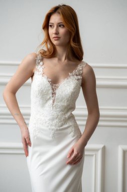 Gelinlik giymiş güzel kız.