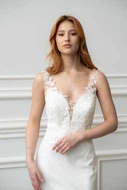 İçerde poz veren gelinlik içinde güzel bir gelin.