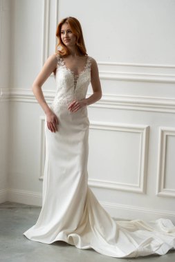 Şık elbiseli, muhteşem sarışın kadın modeller.