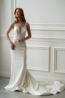 Gelinlikli, saç stili güzel bir kızın portresi.