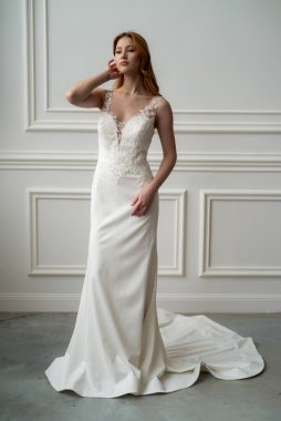 Gelinlik ve gelinlik içinde güzel bir gelin..