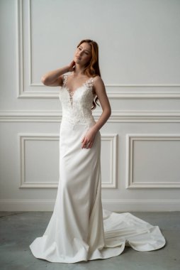 Beyaz elbiseli, elinde buketi olan güzel gelin..