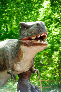 Hayvanat bahçesindeki dinozor.