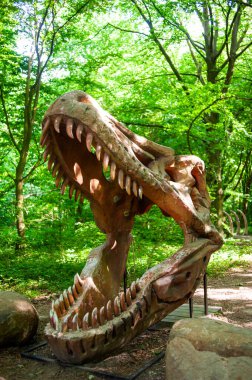 Parktaki güzel bir dinozorun dikey görüntüsü.
