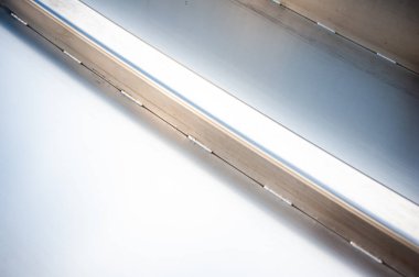 Duvarın arka planında metal plaka