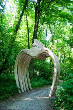 Baharda parkta heykel