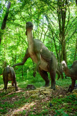 Parktaki ormandaki dev dinozorlar.