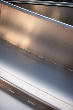 Fabrikadaki boş metal tepsi.