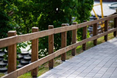 Şehirdeki bir parkta ahşap çitler.